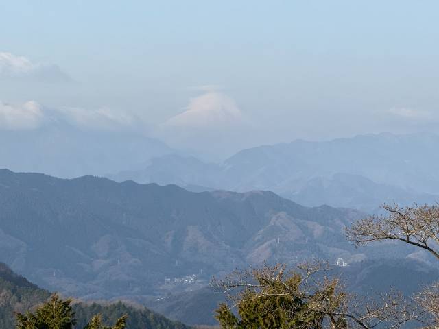 高尾山の大見晴台から富士山を望む