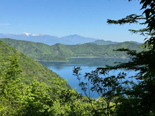 竜ヶ岳山頂からの下り本栖湖と南アルプス