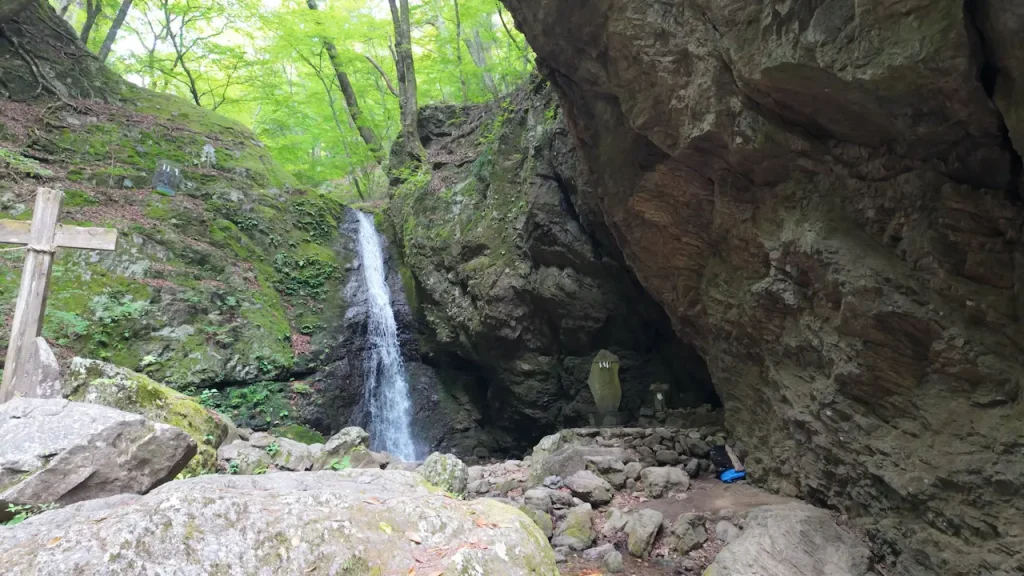 東京都御岳山の綾広（あやひろ）の滝